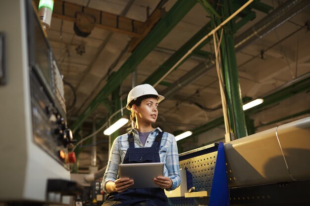 Il tecnico femminile controlla la macchina