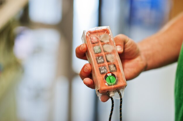 Il tecnico mostra il pulsante di spegnimento sul pannello di controllo nella centrale elettrica.