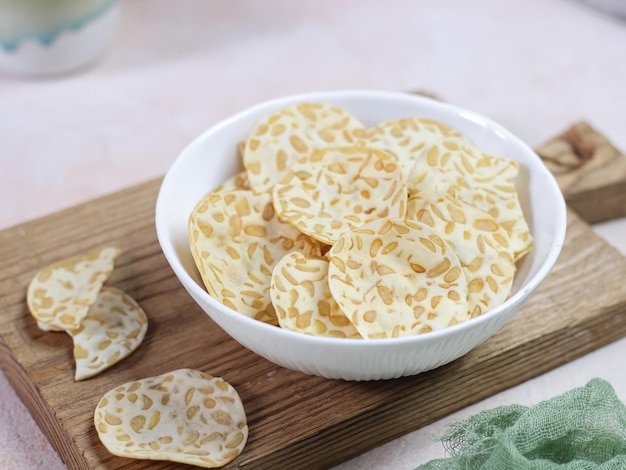 Il tempe Keripik, cibo tradizionale giavanese a base di tempeh affettato sottilmente, viene quindi fritto