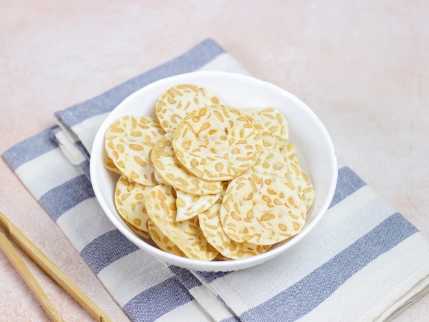 Il tempe Keripik, cibo tradizionale giavanese a base di tempeh affettato sottilmente, viene quindi fritto