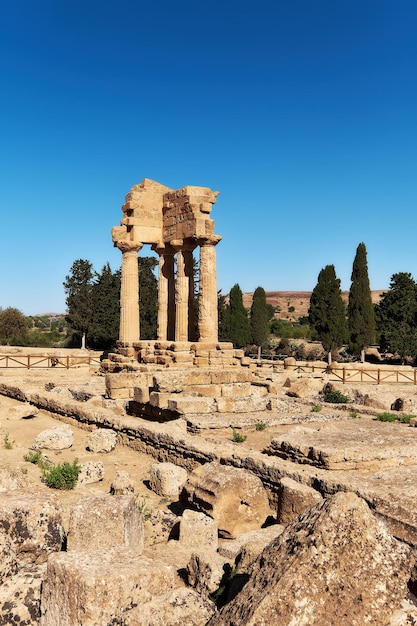 Il tempio dei fratelli Castore e Polluce Dioscuri ha solo quattro colonne rimaste ed è diventato il simbolo di Agrigento Valle dei Templi ad Agrigento Sicilia Italia