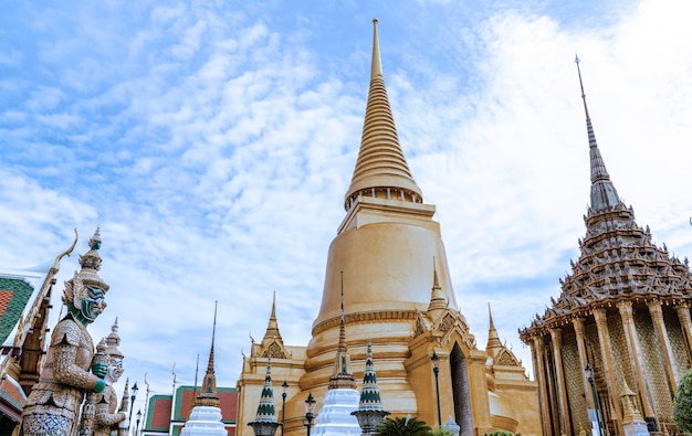 Il Tempio del Buddha di Smeraldo o Wat Phra Kaew è un luogo famoso per i turisti