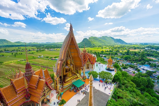 Il tempio della grotta della tigre Wat Tham Sua a Kanchanaburi Thailandia è una bella giornata, quindi è molto popolare