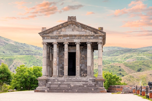 Il Tempio di Garni costruito in stile greco-romano in ordine ionico è il principale simbolo del turismo e dell'era precristiana nella storia dell'Armenia