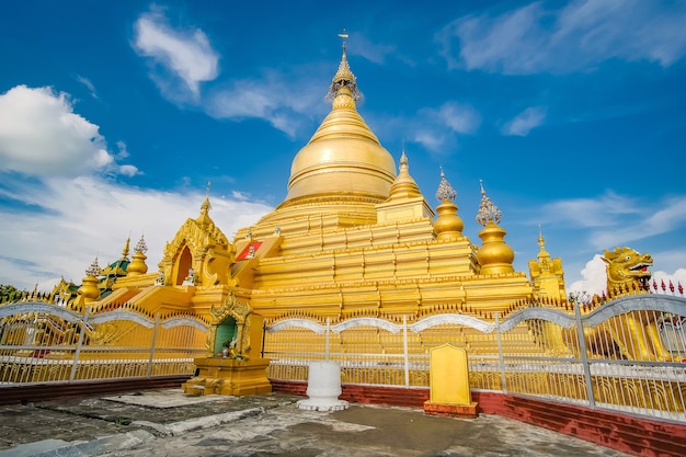 Il tempio di Kuthodaw Pagoda è uno stupa buddista