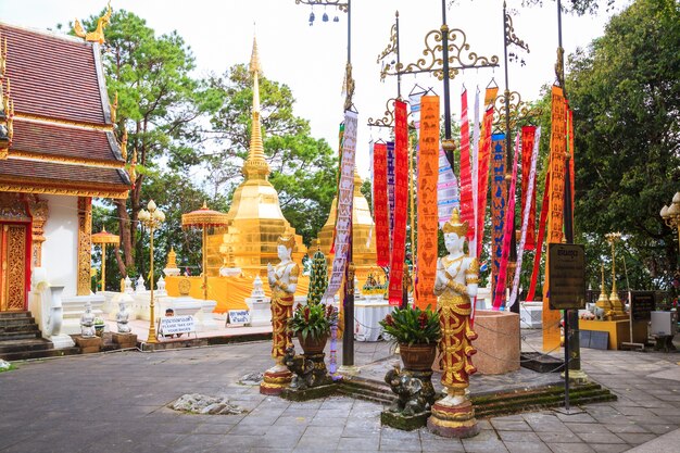 Il tempio di Wat Phra That Doi Tung, di dominio pubblico, ha due pagode dorate contenenti Buddha &#39;