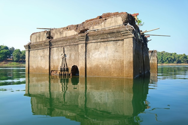 Il tempio Wat Wang Wirekaram fa parte della città sottomarina dopo la costruzione della diga a Sangkhlaburi Thailandia