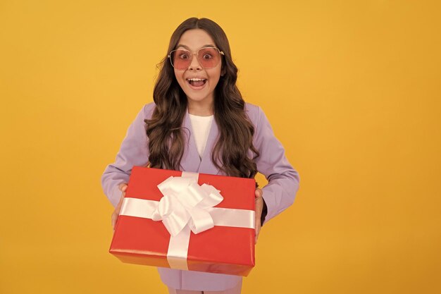 Il tempo dello shopping stupito bambino condivide il bambino presente prepararsi per le vacanze buon San Valentino