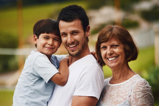 Il tempo di qualità mantiene forte il nostro legame Ritratto di un giovane che trascorre del tempo con sua madre e suo figlio al parco