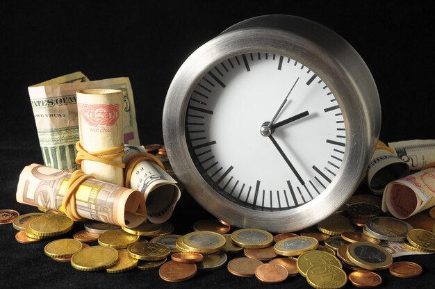 Il tempo è denaro Concept un orologio e valuta