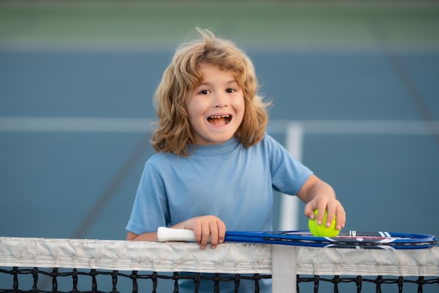 Il tennis è il mio gioco preferito ritratto di un bambino piuttosto sportivo con una racchetta da tennis ragazzino sorridente