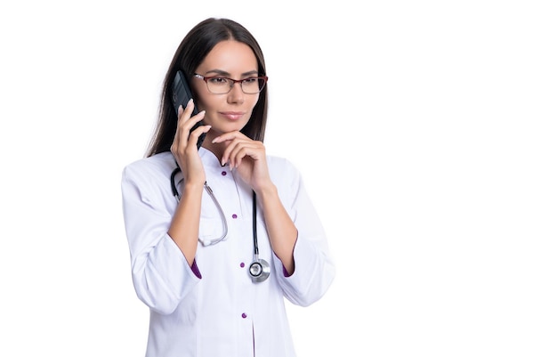 Il terapista medico online tiene lo spazio della copia del telefono consultazione online del terapista medico in medicina
