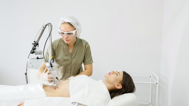 Il terapista professionista esegue la procedura di depilazione laser