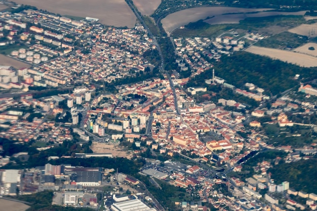 Il terreno con l'insediamento di boschi di prati vista dall'alto