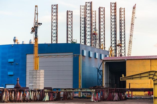 Il territorio del cantiere navale con capannoni industriali e gru