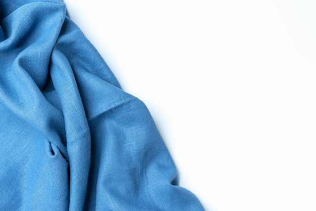Il tessuto di cotone è un'onda bella per la carta da parati Vista dall'alto tessuto blu lussuosa morbidezza liscia su sfondo bianco con spazio di copia Sfondo astratto con texture di design