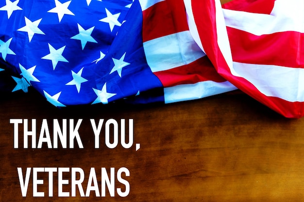 Il testo ringrazia i veterani e una bandiera degli Stati Uniti, su uno sfondo rustico di legno