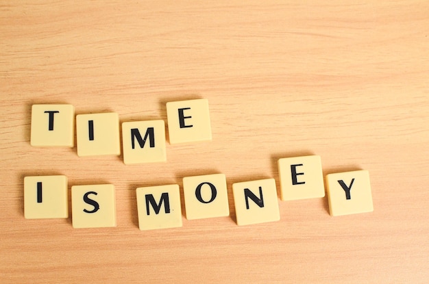 Il testo sul blocco dice Il tempo è denaro Il tempo è spazio per la copia del concetto di denaro