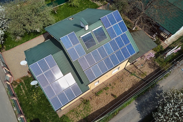 Il tetto di una casa privata coperto da pannelli solari fotovoltaici per la generazione di energia elettrica ecologica pulita nell'area rurale suburbana Concept di casa autonoma