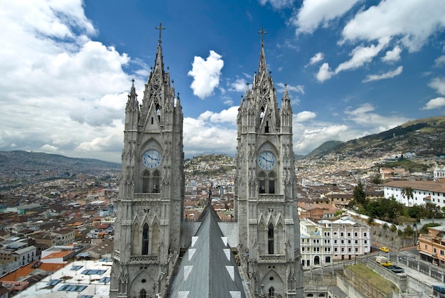 Il tetto e le torri della Basilica del Voto Nacional 1883Quito Ecuador Sud America