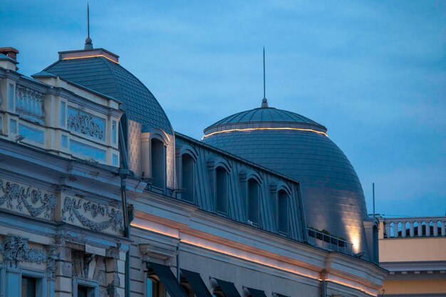 il tetto rotondo di un vecchio edificio la sera sul tetto c'è l'illuminazione