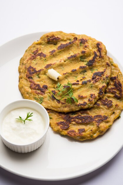 Il thalipeeth è un tipo di pancake salato multi-cereali popolare nel Maharashtra, in India, servito con cagliata, burro o burro chiarificato