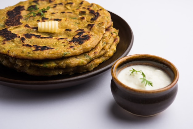 Il thalipeeth è un tipo di pancake salato multi-cereali popolare nel Maharashtra, in India, servito con cagliata, burro o burro chiarificato