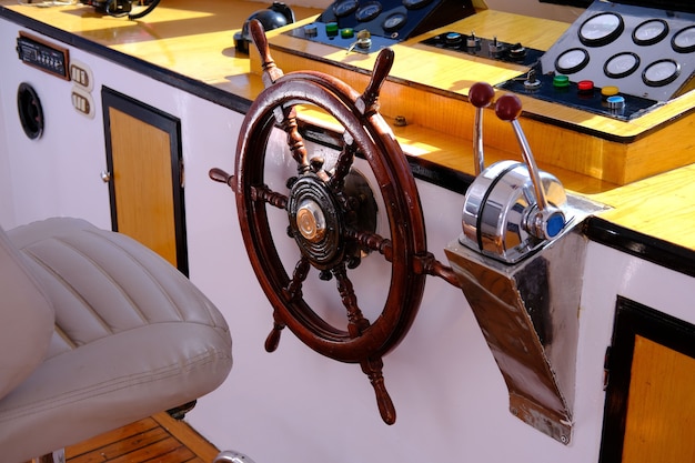 Il timone dello yacht primo piano di un volantino d'epoca su un timone di yacht a vela in legno di