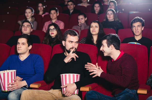 Il tipo al cinema che guarda un film interferisce con la conversazione