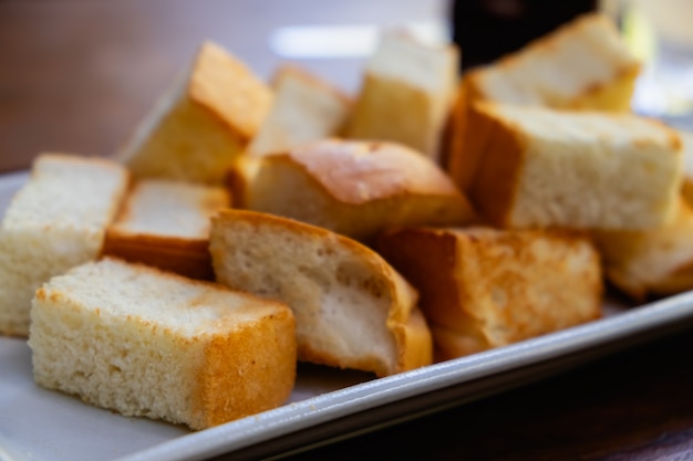 Il toast alla griglia nel piatto bianco