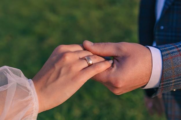 Il tocco gentile delle mani degli sposi innamorati Bella e romantica tenuta