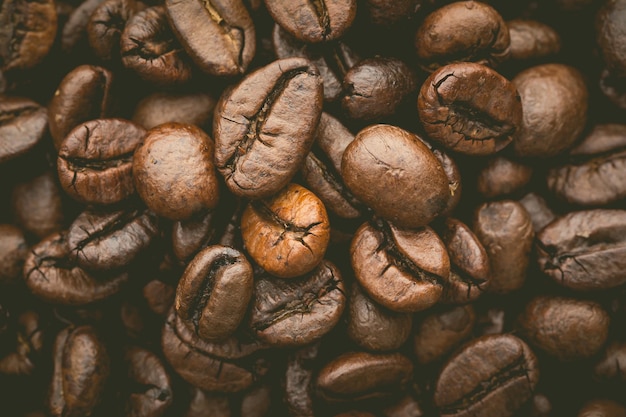 Il tono dell'immagine vintage di chicchi di caffè tostati caffè marrone può essere utilizzato come sfondo