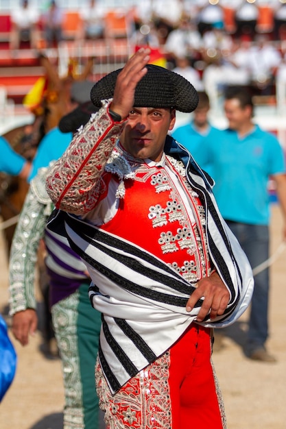 il torero saluta la presidenza prima di iniziare la corrida