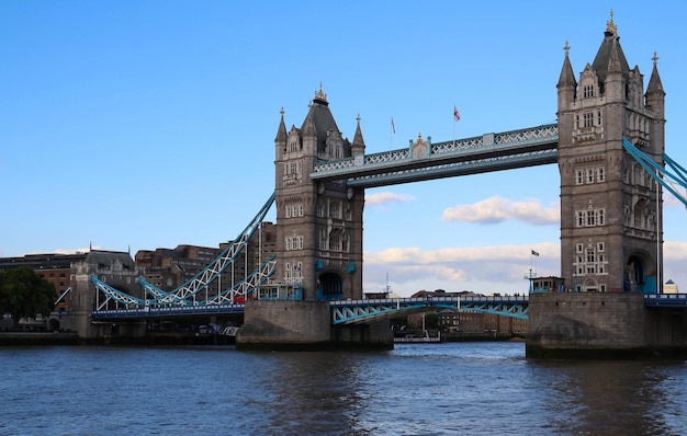 Il Tower Bridge di Londra in una bella giornata estiva Inghilterra Regno Unito