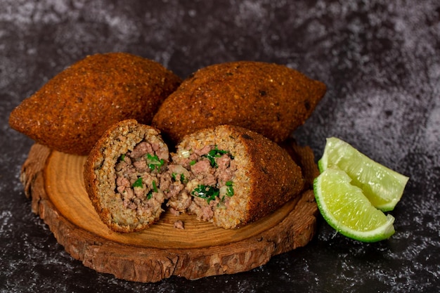 Il tradizionale spuntino arabo del kibbeh in Brasile chiamato Quibe Kibe servito con limone