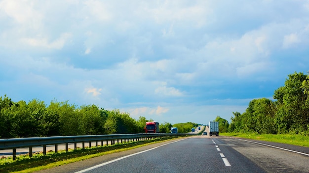 Il traffico autostradale al tramonto prima del temporale