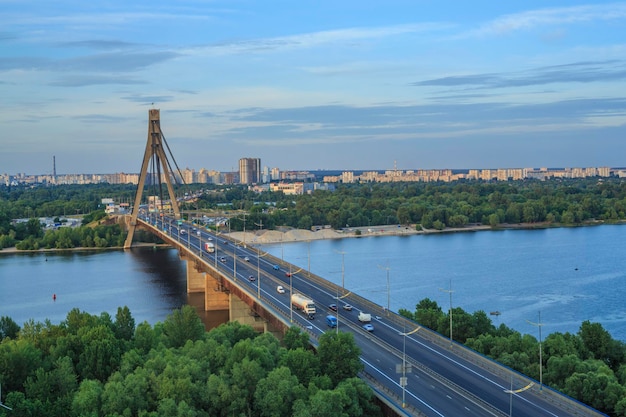 Il traffico sul ponte nord al tramonto, Kiev, Ucraina