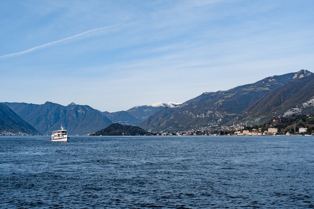 Il traghetto naviga sul lago di como con le montagne sullo sfondo