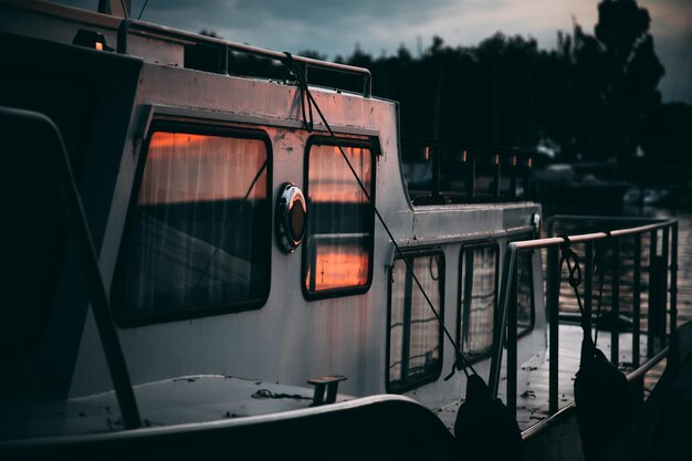 Il traghetto ormeggiato sul fiume