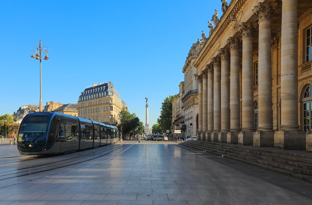 Il tram passa dal Grand Theatre de Bordeaux in Francia