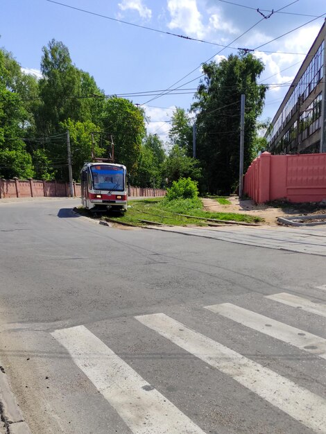 Il tram si muove lungo le strade della città