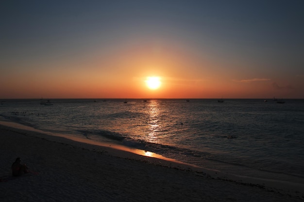 Il tramonto a Zanzibar nell'Oceano Indiano