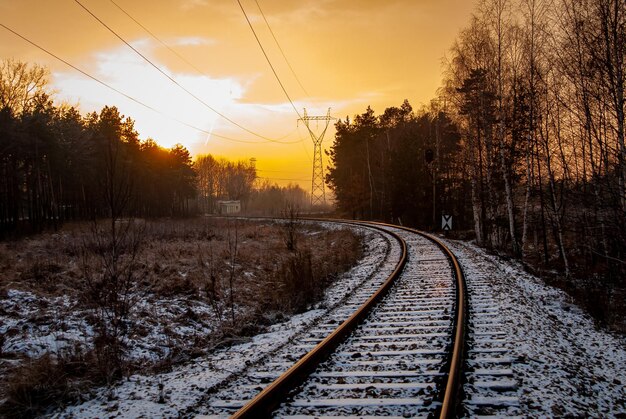 Il tramonto dorato sulla ferrovia in una zona industriale