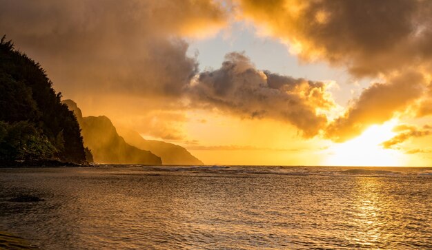 Il tramonto illumina le scogliere sfuggenti della costa di NaPali sulla costa nord di Kauai nelle Hawaii