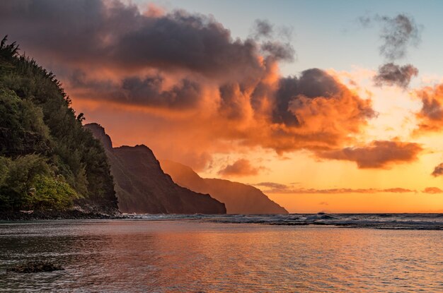 Il tramonto illumina le scogliere sfuggenti della costa di NaPali sulla costa nord di Kauai nelle Hawaii