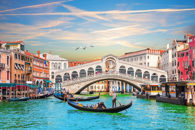 Il tramonto nel Gran Canale vicino al ponte di Rialto Venezia Italia