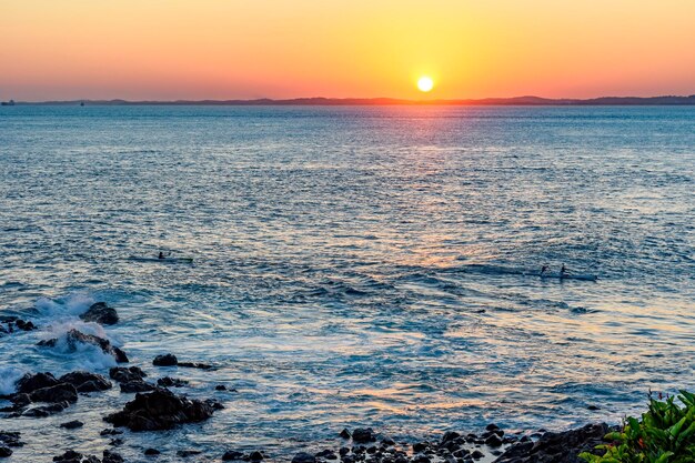 Il tramonto nella baia di Todos os Santos durante l'estate nella città di Salvador, stato di Bahia