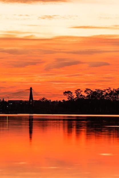 il tramonto quasi cade dal cielo all'orizzonte riflesso nell'acqua