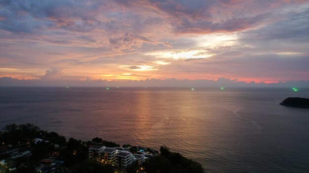 Il tramonto rossoarancio si riflette con le nuvole