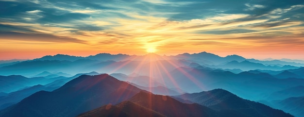 Il tramonto sopra la catena montuosa